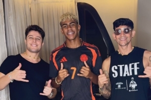 bob平台-折腾头发理发师社媒晒视频，亚马尔又变回“泡面头”发型